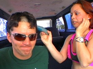 Munchkin Fuckin', Eu Sabia Que Era Uma ótima Ideia Trazer Meus Clippers No ônibus Hoje... Imaginei Que Era Hora De Dar Um Belo Corte De Burburinho Na PP... Talvez Eu Devesse Ter Mencionado O Fato De Que Aqueles Clippers Tinham Sido Usados Para Aparar Pent