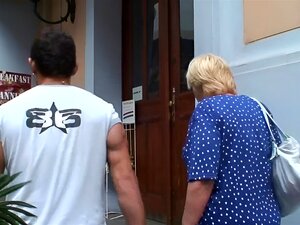 Ανακαλύψτε την απαγορευμένη επιθυμία μιας 80χρονης γιαγιάς που ξετρελαίνεται για νεαρούς τύπους. Αυτή η παρανοϊκή συνάντηση θα σας αφήσει με απλησίαστη λαχτάρα.
