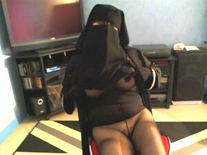 Musulmane Voilée Qui Gemie