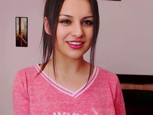 Аматерка се гола на Chat Ome Adoable First Timer. Преслатка и слатка пријатељска бринета са невероватним великим природним сисама први пут се скинула на Chatu, увек је задиркивала, али сада је отишла даље од уобичајеног! Она је прелепа Румунка која