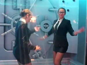 Fervid Lutke Puše I Uživaju U Jebanju I Seks Orgiji. Zle Cure Postaju Blesave I Puštaju Slučajne Tipove Da Im Ližu Otvorene Pičke I Penetriraju Ružičaste Pičke