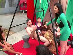 CFNM Kerel Gezogen En Geneukt Door Amateurmeisjes In Het Openbaar. Film Met Een CFNM Kerel In Een Seksswing Die Wordt Gezogen En Geneukt Door Amateurmeisjes In De Openbaarheid