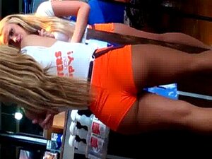 Duik In De Verleidelijke Rondingen Van Een Hete Meid Bij Hooters En Ervaar De Ultieme Opwindende Ervaring. Laat Je Meeslepen Door Een Verleidelijke Mix Van Sensualiteit En Passie. Ontdek De Wereld Van Rachel, Waar Verlangens Worden Vervuld.