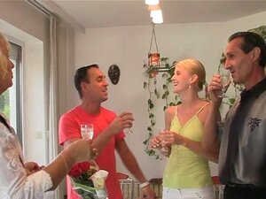 Ella Juega Con Su Coño Y Chupa Polla