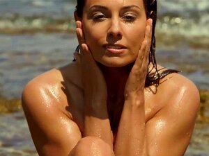 Sexig Bikini-sötnos Strippar Naken Utomhus Nära Havet. Sexig Bikini-snygging Med Tajt Kropp Anetta Keyes Klär Av Sig Naken Utomhus Nära Havet Och Blir Våt