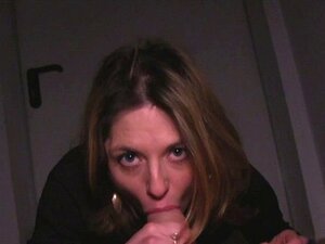 Brunette Amateur Zuigt Enorme Lul In Het Openbaar