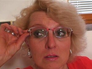 Маћеха прима жестоко отпозади