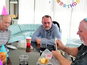 Η καφετιέρα έδωσε στον Roger έναν χορό αγκαλιάς. Ο γιος γενεθλίων Roger ξαφνιάστηκε όταν είδε την Tracy την αγαπημένη του καφετέρια να κουβαλάει την τούρτα γενεθλίων του φορώντας μόνο την ποδιά και το καπέλο της από τις καφετέριες της. Για τα γενέθλιά του