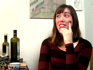 Frisky Fiona Trabalhando Sua Buceta Peluda Com Seu Novo Dildo