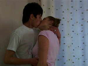 Geile Hunk Neemt Een Strakke Kut Van Een Chick In De Keuken