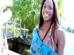 Linda Beleza Negra Fresca Tirando A Roupa Ao Ar Livre