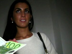 Brünette Schönheit Nimmt In Der Öffentlichkeit Einen Mund Voll. Europäische Brünette Schönheit Nimmt Geld Von Einem Fremden In Der Öffentlichkeit Für Einen Sexdeal, Dann Lutscht Und Fickt Sie In Ruhiger Treppe Einen Großen Schwanz, Bis Sie Mundvoll Wird