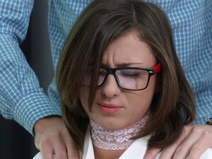 Sexy Verse Meid Sandra Wellness Neemt Pik, Geile Schat Krijgt Haar Schouder Gemasseerd Door Haar Leraar. Hij Pakt Haar Tieten En Ze Kussen Elkaar. Ze Zuigt Zijn Lul En Krijgt Haar Kut Geboord In Vele Posities. Hij Komt Klaar In Haar Mond