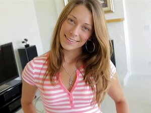 La Mignonne Aux Yeux Bleus Séduisante Fait Sa Meilleure Pose De Cockriding Pour La Caméra