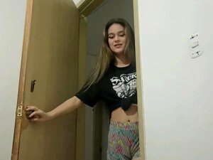 Je Reçois Une Pipe Délicieuse De Ma Demi-sœur Excitée (partie 1)