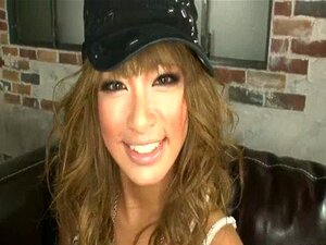 Słodka I Bezczelna Rumikas Z Owłosioną Cipką Palcowaną, Zanim Zacznie Ssać Dwa Kutasy