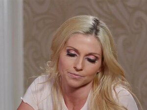 Christie En Lana Trimmen En Malen Elkaars Kutjes. Lana Trekt Haar Kleren Uit En Biedt Aan Christie Een Bericht Te Geven Olie Op Haar Borst Werpend, Masseert Ze Haar Tieten Voordat Ze Naar Haar Kut Gaat De Meiden Zijn Lekker Ingeolied Terwijl Ze Tribben En