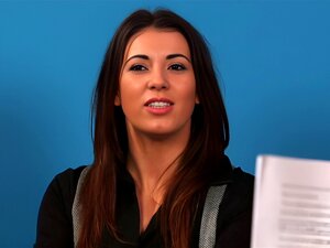 La ama se ríe de un pajero. La ama vestida se ríe de un pajero masturbador desnudo