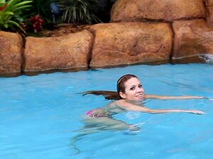 Kylie Rouge houdt ervan om plezier te hebben in het water