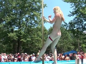 Exotisk Porrstjärna I Otrolig Gruppsex, Rödhårig Porrklipp, Här är En Grupp Damer Som Inte Behöver En Limbo-bar För Att Bli Smutsiga, Eftersom De Helt Enkelt Tar Av Sig Bh Och Trosor Innan De Sprider Sina Släta Ben Och Går Med Händerna Bakom