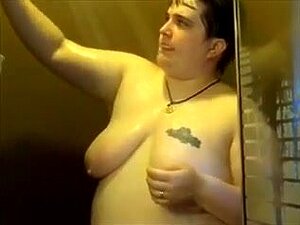 Min Kortklippta Mörkbruna Hår Stora Härliga Kvinnliga Fru Tar En Dusch På Webbkamera, Min Mörkhåriga Fluffiga Fru Bad Mig Tejpa Hur Den Hetingen Tog En Dusch Cuz Som Tjejen Ville Visa Dig Sin Kropp. Den Bruden Visade Sin Största Hängiga Kärlek