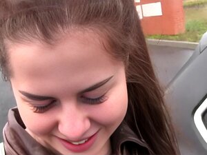 Safadinha Russa Abre As Pernas Por Dinheiro Em Público! Assista Ela Seduzir O Agente E Realize Seus Desejos Mais Intensos!