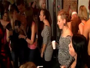 Cope Bailando Con Ropa Y Chorreando Coño