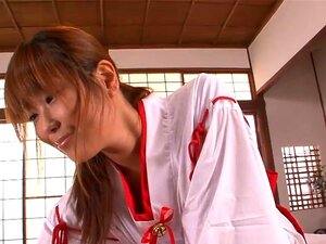 Uma Mulher Asiática Adora Brincar Com Um Brinquedo Enquanto Se Masturba