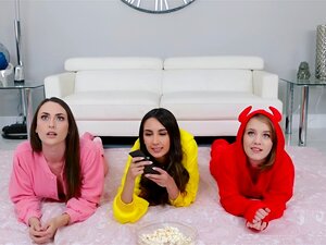    Jättimäinen Kyräilty Velipuoli-in-law Kaatuu Slumper Illanvietossa Plumb Nubiles. Cutie Step-stepsister Dani Damzel Valtava Rinnat Ja Hänen Bisex Parhaita Ystäviä Dakota Burns Ja Natalia Nix Silmäillen Tv Kun Hänen Perverssi Brutha Slinking Huoneistoon