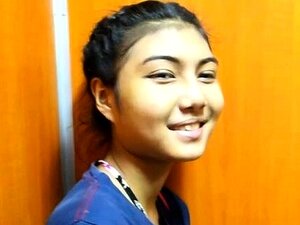 Тајландска анђелица чини своје суперлативно добро да натера момка да сврши