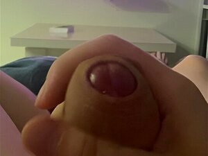 Мој први огромни свршавање: Аматерски момак гледа Међурасни порно и сања да вам У Лице У Лице