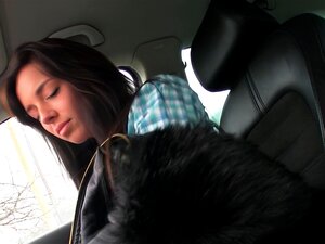 Секси бринета риба Гина Дивине у кошуљи касни на аутобус, али странац је покупи и она му убрзо даје пут пре него што га јебе огромним курцем у Јавности