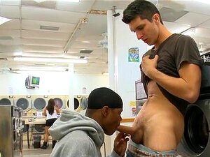 Musta & Valkoinen Homo Panemassa, Kaunis Eebenpuinen Komistus Ratsastaa Valkoisella Kyrvällä Ja Rajaa Sen Hyvin