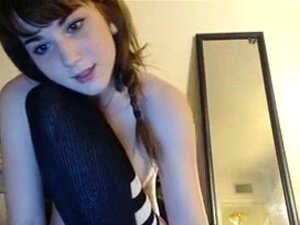 Figa Rasata Da Vicino. Ragazzina Carina Che Mostra Da Vicino La Sua Bella Figa