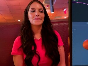 Свршавам у јавности са интерактивном играчком за ручком! Интерактивна играчка за женски оргазам у Јавности