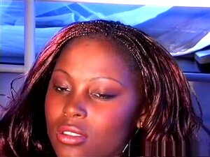 Niesamowita Gwiazda Porno W Bajecznym Czarnym I Czarnym, Solowym Filmie Dla Dorosłych Dziewczyn, W Tej Scenie Zobaczysz Dużą, Czarną Laskę, Która Zdejmuje Top, Pozwalając Ci Sprawdzić Jej Ogromne Domowe Cycki, Które Mają Ogromne Otoczki I Sutki. Następnie