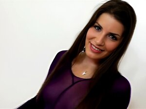 Une Brune Séduisante, Couverte De Nylon, Satisfait Ses Envies Dans Un Spectacle érotique En Solo. Explorez Le Monde Du Fétiche Et Laissez-vous Emporter Par La Sensualité D'une Beauté Aux Petits Seins. Non Censuré Et Dévoilé, Ce Contenu Pour Adultes Vous L