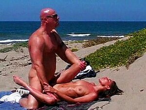 Seksowna Suka Pieprzy Się Na Plaży