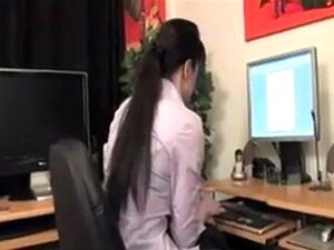 饥渴的女孩在办公室自慰