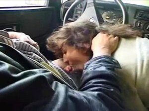 Buiten Anaal Eindigt Met Een Auto Pijpbeurt