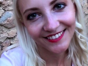 Deutsche, Dünne Blonde Süße Bekommt Draußen In Der Öffentlichkeit Ein Facial