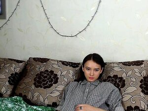 Ze Is De Weelderige Webcam Cutie Van Je Dromen, Met Haar Amateur Stijl En Sensuele Solo Optreden. Kijk Hoe Ze Zich Live In Lingerie Bevredigt. Voldoening Gegarandeerd.