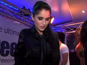 Upea Pornotähti Stacy Silver Kiimaisessa Brunetissa, Todellisuusseksikohtauksessa. Stacy Silver Ja Hänen Tyttöystävänsä Saavat Kyytiä Useilta Miehiltä, Mukaan Lukien Musta Jätkä Interracial-seksikohtauksessa. Yksi Kaunis Blondi Jopa Panee Omaa Pilluaan Ke