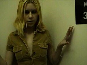 18-letnia ślicznotka W Windzie Palcuje Się I Robi Striptiz Amatorskim Porno