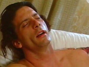 Нови серијски јебачи #08 - Сцена 3, Јоанна је само гледала ТВ, као што то обично ради сваке недеље поподне. Када су изненада ушле две вреле пичке у њену собу и почеле да јој цепају одећу и јебу јој дупе и пичку. Стварно није знала шта да ради, ес