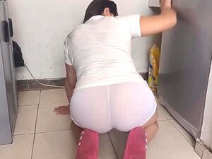 Смеђи шеф прстима дадиљину камилју прст док ради домаћи