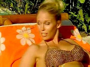 Monica Lion Scopa In Barca