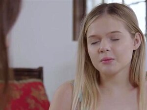 Buste Schatje En Haar Hete Blonde Vriendin Liggen Op De Bank Elkaar Hartstochtelijk Te Kussen.Daarna Zuigen Ze Elkaars Tepels En Beginnen Elkaars Kut Te Likken Totdat Ze Veel Op De Bank Spuiten