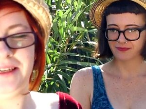 Australische Lesbe Im Freien. Australische Lesbe-Amateurin Im Freien Wird Ihre Behaarte Muschi Geleckt