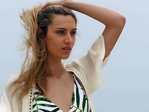 Italiaans Model Toont Haar Ideale Lichaam Tijdens Dat Poseren Buiten In Sexy Ondergoed (Francy Torino)